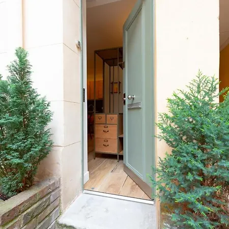 Au Pied De La Tour Paris