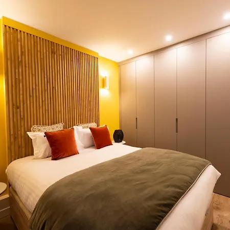 Au Pied De La Tour *